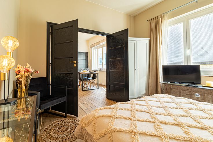 Chambre — portes ouvertes